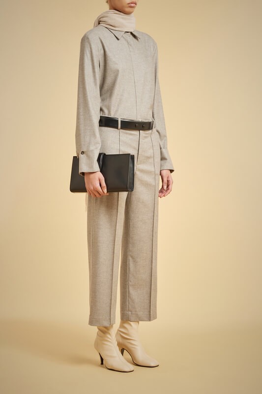 Spodnie o prostym kroju przed kostkę wykonane z wysokiej jakości materiałów