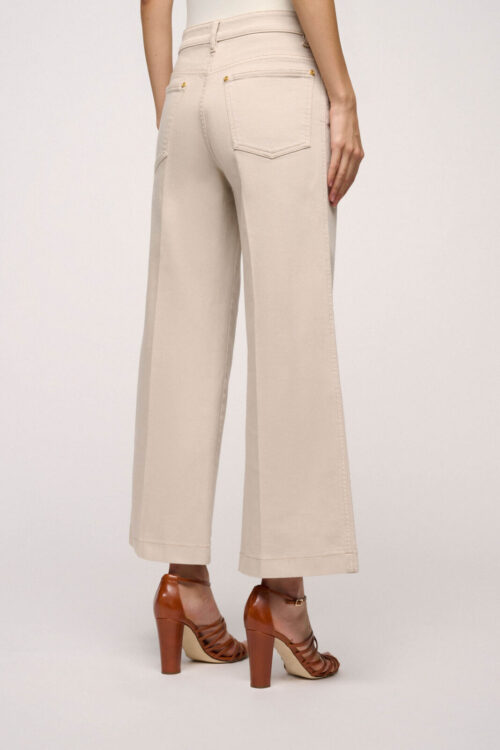 Eleganckie jeansy przed kostkę, nadające sylwetce lekkości i stylowego wyglądu