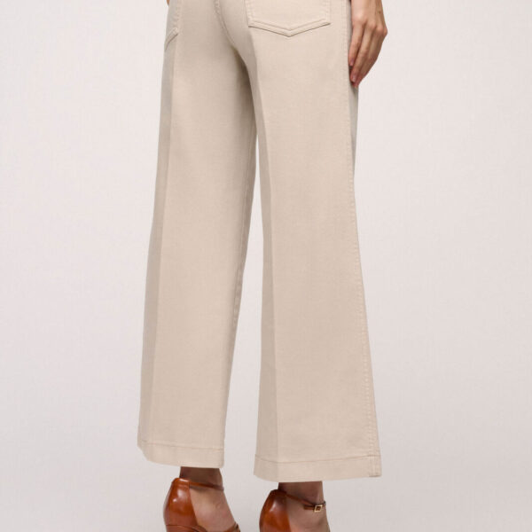 Eleganckie jeansy przed kostkę, nadające sylwetce lekkości i stylowego wyglądu