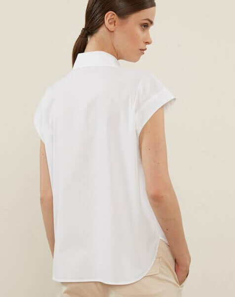 oszula Peserico z klasycznym kołnierzykiem, zdobiona subtelnymi akcentami w odcieniach złota i srebra, dodająca elegancji każdej stylizacji.