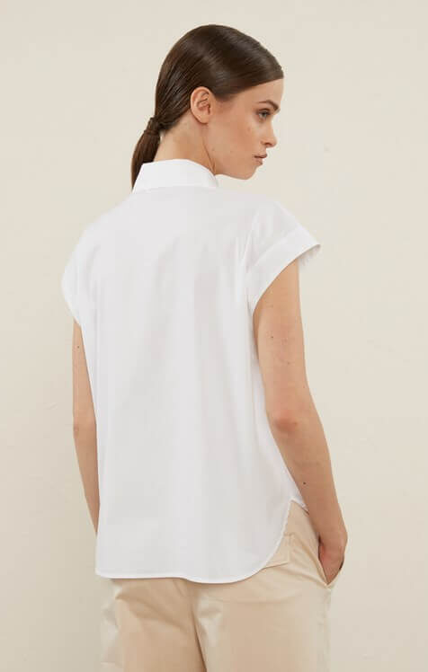 oszula Peserico z klasycznym kołnierzykiem, zdobiona subtelnymi akcentami w odcieniach złota i srebra, dodająca elegancji każdej stylizacji.