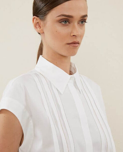 legancka biała koszula Peserico z krótkimi rękawami i delikatnym biżuteryjnym zdobieniem na przodzie, idealna na letnie dni lub casualowe stylizacje.