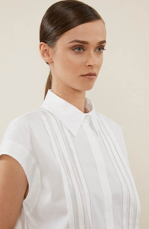 legancka biała koszula Peserico z krótkimi rękawami i delikatnym biżuteryjnym zdobieniem na przodzie, idealna na letnie dni lub casualowe stylizacje.