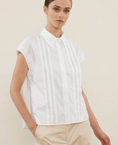 Biała koszula Peserico z eleganckim kołnierzykiem i zdobieniem biżuteryjnym, idealna na formalne okazje i codzienne wyjścia.