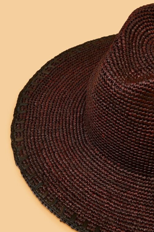 Kapelusz Liviana Conti z rafii w kolorze czekoladowym, lekki i przewiewny, doskonały na letnie stylizacje