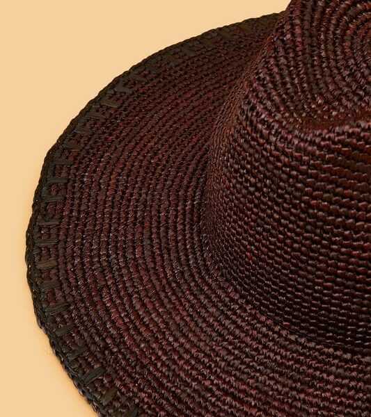 Kapelusz Liviana Conti z rafii w kolorze czekoladowym, lekki i przewiewny, doskonały na letnie stylizacje