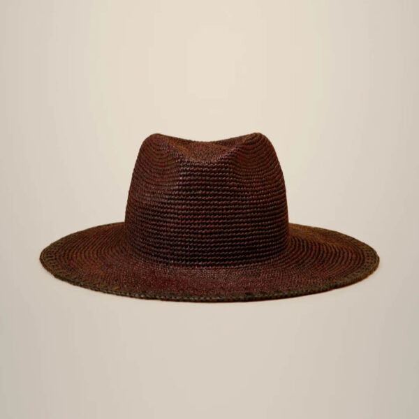Stylowy kapelusz z rafii marki Liviana Conti, w kolorze czekoladowym, z regulowaną tasiemką wewnątrz, idealny na ciepłe dni