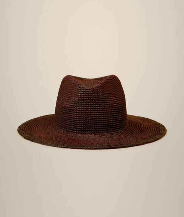 Stylowy kapelusz z rafii marki Liviana Conti, w kolorze czekoladowym, z regulowaną tasiemką wewnątrz, idealny na ciepłe dni