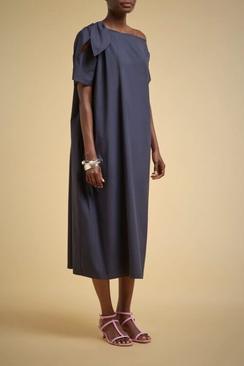 Sukienka oversize Liviana Conti w głębokim odcieniu granatu z detalem wiązania na ramieniu.