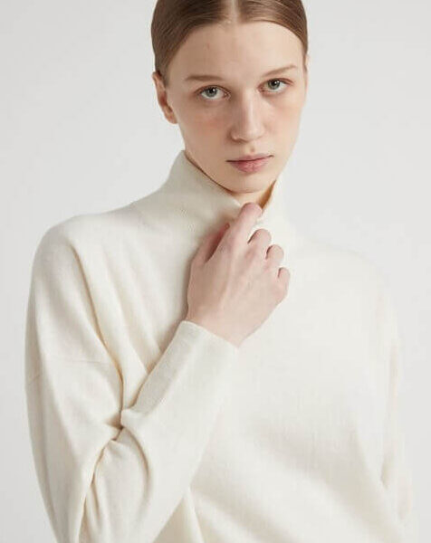 Golf z wełny dziewiczej i kaszmiru od Peserico w kolorze ecru, elegancki i uniwersalny element garderoby.