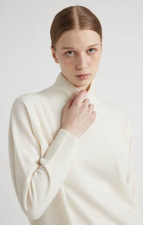 Golf z wełny dziewiczej i kaszmiru od Peserico w kolorze ecru, elegancki i uniwersalny element garderoby.