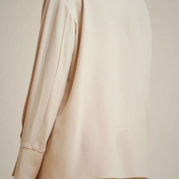 Elegancka bluzka Liviana Conti z efektownymi szerokimi mankietami, wykonana z miękkiego materiału