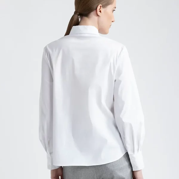 koszula Peserico, wykonaną z rozciągliwej popeliny, z subtelnymi, srebrnymi zdobieniami, które nadają klasycznej elegancji i stylowego wyrafinowania.