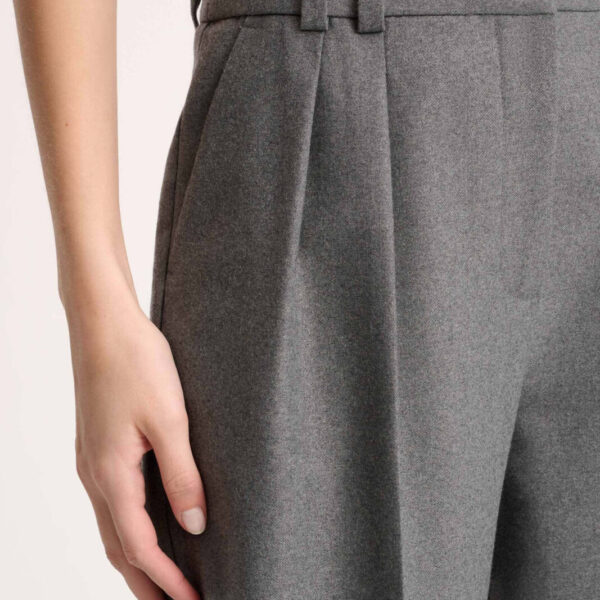 Spodnie OGGI z mieszanki wełny, klasyczny krój z prostą nogawką i zakładkami.