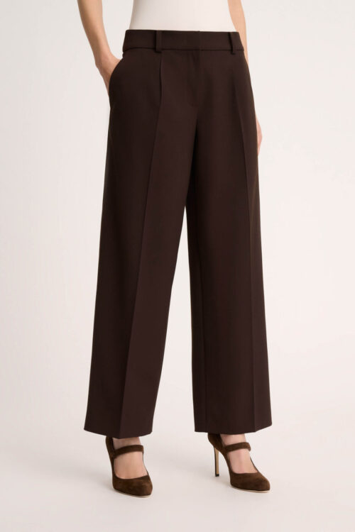 Spodnie OSTE w klasycznym brązowym odcieniu, o szerokim kroju i eleganckim stylu