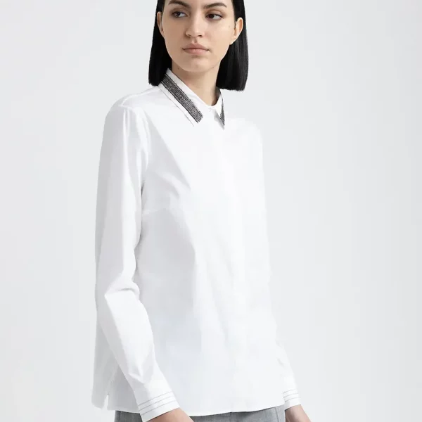 koszula wizytowa z biżuteryjnym zdobieniem na kołnierzyku i mankietach, idealna dla eleganckich stylizacji.