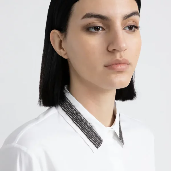 Koszula Peserico wykonana z popeliny, ozdobiona subtelnymi elementami biżuteryjnymi, dodającymi wyrafinowanego charakteru.