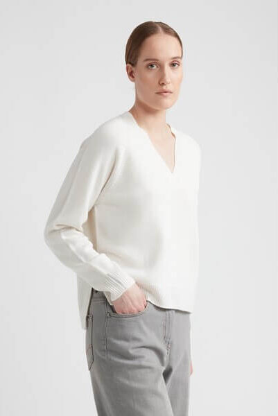 klasyczny biały sweter wykonany z kaszmiru i jedwabiu, z delikatnym dekoltem w kształcie litery „V”