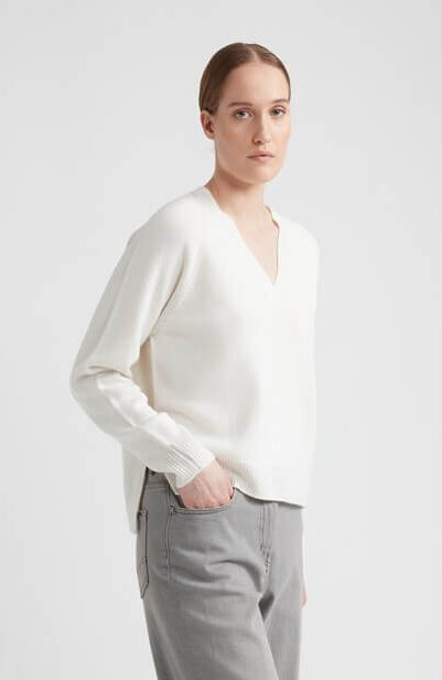 klasyczny biały sweter wykonany z kaszmiru i jedwabiu, z delikatnym dekoltem w kształcie litery „V”