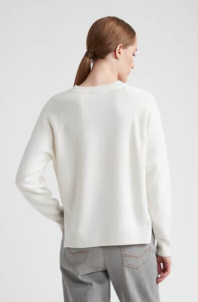 Śmietankowy sweter kaszmirowy z dekoltem w kształcie litery „V” oraz subtelnymi jedwabnymi detalami przy mankietach i wykończeniach.