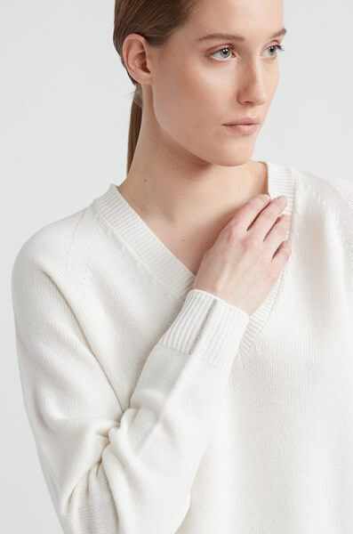 Biały sweter z kaszmiru z jedwabnymi akcentami i nowoczesnym krojem, idealny zarówno na formalne, jak i codzienne okazje.