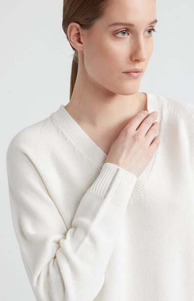 Biały sweter z kaszmiru z jedwabnymi akcentami i nowoczesnym krojem, idealny zarówno na formalne, jak i codzienne okazje.