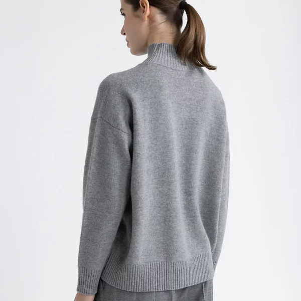 Wełniany sweter z domieszką kaszmiru w kolorze szary melanż, prezentujący nowoczesny styl.