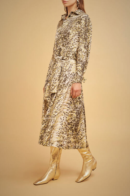 elegancka sukienka z długimi rękawami, wykonaną z lejącego, satynowego materiału o wyrazistym wzorze w odcieniach khaki, limonki i śmietanki.