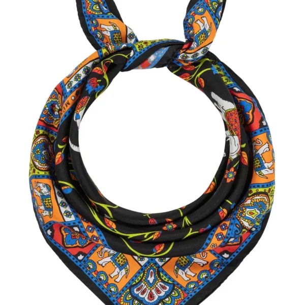 Kolorowa apaszka z czarnym tłem i detalami inspirowanymi motywem słoników, idealna do noszenia na szyi lub jako opaska do włosów.