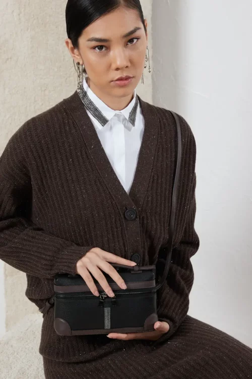 Koszula Peserico z czekoladowym zdobieniem, doskonała dla miłośników klasyki z nutką elegancji