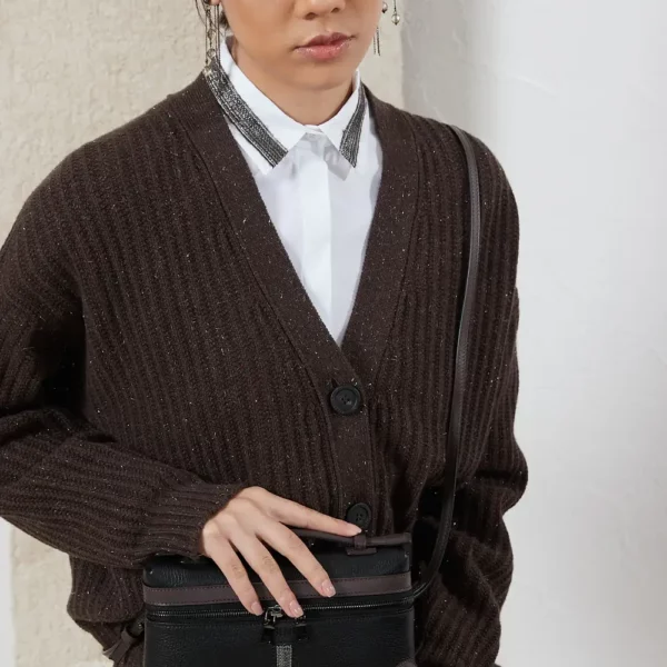 Koszula Peserico z czekoladowym zdobieniem, doskonała dla miłośników klasyki z nutką elegancji