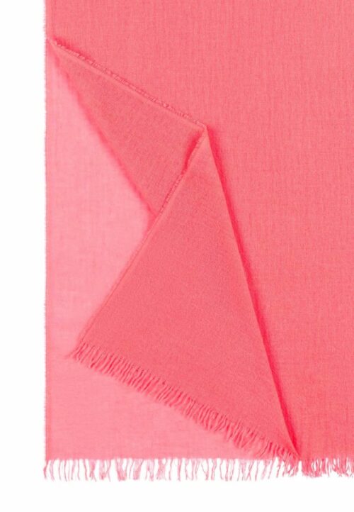 Zbliżenie na elegancki szal Roeckl z wysokiej jakości wełny i kaszmiru w intensywnym odcieniu flamingo, doskonały na chłodne dni oraz jako stylowy akcent w cieplejsze miesiące.