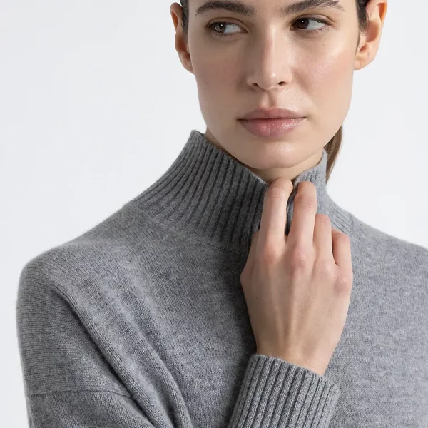 weter marki Peserico w kolorze szarego melanżu, wykonany z mieszanki wełny merynosowej i kaszmiru