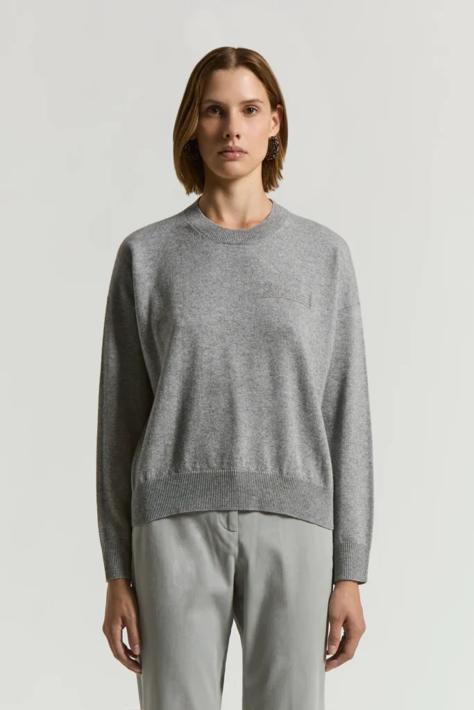 S99298F12 9283D 71D Ten sweter z okrągłym dekoltem wykonany jest z delikatnej, czesanej włóczki będącej luksusowym połączeniem wełny, jedwabiu i kaszmiru. Naturalne materiały nadają mu wyjątkową lekkość, ciepło oraz przyjemną w dotyku miękkość. Subtelne, fakturowane detale Punto Luce podkreślają wyrafinowany charakter modelu, dodając mu dyskretnego blasku. To ponadczasowy element garderoby, idealny do eleganckich i codziennych stylizacji.