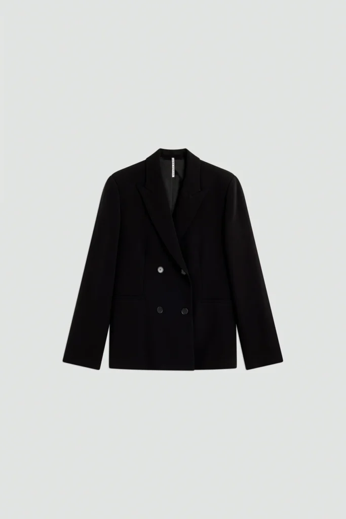 W5FF5WT35Y69 0 A Ekskluzywna dwurzędowa marynarka Liviana Conti to połączenie wyszukanej elegancji i nowoczesnego minimalizmu. Wykonana z najwyższej jakości materiałów, zachwyca perfekcyjną linią, która pięknie podkreśla sylwetkę. Klasyczna czarna kolorystyka nadaje jej ponadczasowego charakteru, czyniąc z niej idealny wybór zarówno do pracy, jak i na wieczorne wyjścia. Dwurzędowe zapięcie podkreśla luksusowy styl, a starannie dopracowane detale, takie jak precyzyjne przeszycia czy subtelne wykończenia świadczą o wyjątkowym kunszcie marki Liviana Conti. Marynarka doskonale układa się na ciele, zapewniając wygodę i elegancję przez cały dzień.