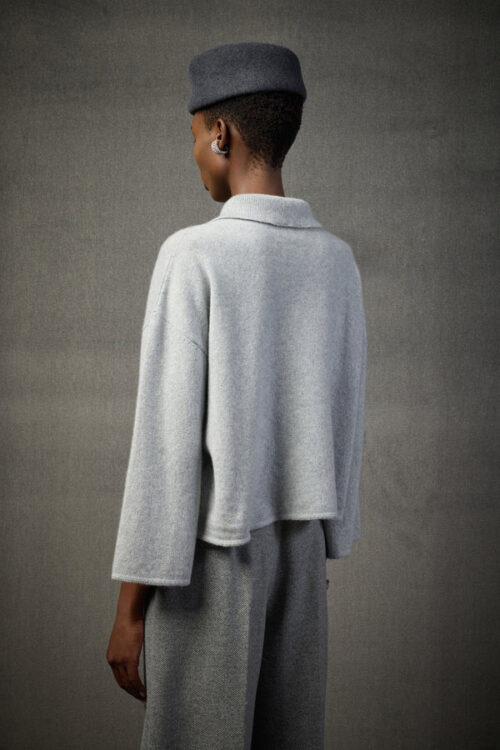 Sweter z jedwabiu i kaszmiru z kołnierzykiem