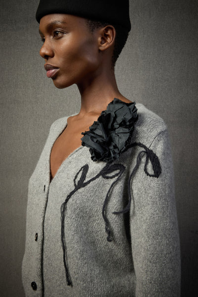 szary kardigan z różą Liviana Conti