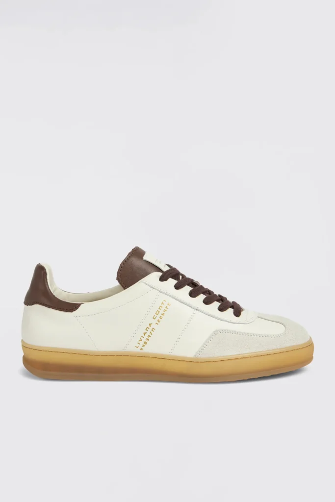 S6AA6SC46A11W1 A Sneakersy Liviana Conti wykonane z wysokiej jakości cielęcej skóry, łączącej nowoczesny design z ponadczasową elegancją. Model wzbogacony o zamszowe wstawki, które nadają całości wyjątkowego charakteru i subtelnej tekstury. Lekka, gumowa podeszwa zapewnia komfort oraz doskonałą amortyzację podczas codziennego użytkowania. Minimalistyczny fason sprawia, że sneakersy idealnie komponują się zarówno z casualowymi, jak i bardziej eleganckimi stylizacjami. Stylowa propozycja dla kobiet ceniących wygodę i wyrafinowane detale.