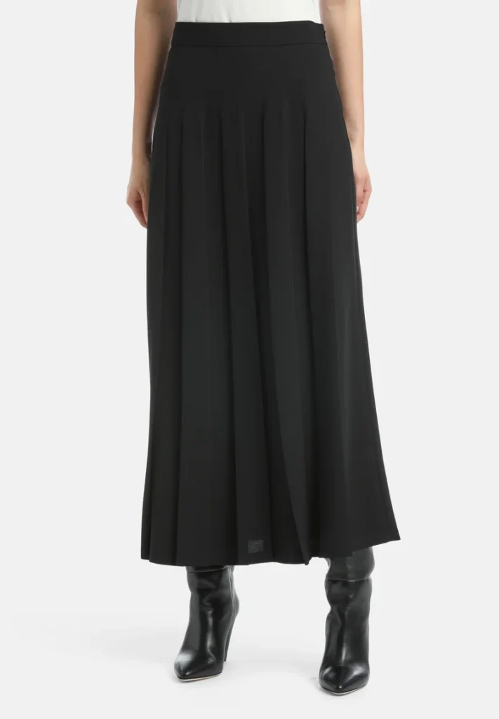c6d1f2b0b4bf4105a5ccbd357d0616ba Spódnica Luisa Spagnoli o eleganckim, kobiecym fasonie, wykonana z lekkiej, pięknie układającej się tkaniny. Model z szerokim pasem w talii subtelnie podkreśla sylwetkę, zapewniając jednocześnie komfort noszenia. Delikatne plisy nadają całości lekkości i płynnego ruchu, tworząc wyrafinowany, ponadczasowy efekt. Minimalistyczny design sprawia, że spódnica doskonale sprawdzi się zarówno w eleganckich stylizacjach z koszulą i szpilkami, jak i w bardziej casualowych zestawach. Klasyczna propozycja dla kobiet ceniących szyk i włoski styl marki Luisa Spagnoli.
