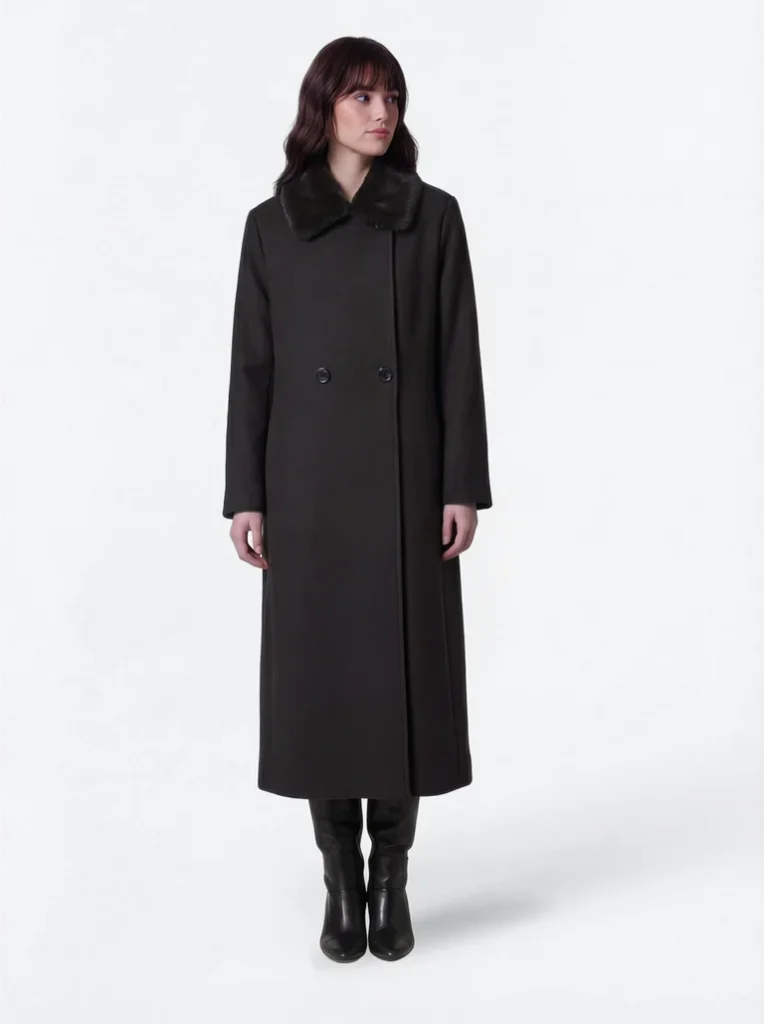203.0TL 999 1 Elegancki, długi płaszcz damski marki Diego M, wykonany z wysokiej jakości materiału, który doskonale sprawdzi się w sezonie jesienno-zimowym. Klasyczny, prosty fason został wzbogacony o efektowny kołnierz z miękkim futrzanym wykończeniem, nadając całości luksusowego i wyrafinowanego charakteru. Dwurzędowe zapięcie na guziki podkreśla ponadczasowy styl płaszcza, a minimalistyczna forma zapewnia wszechstronność i łatwość stylizacji. Długi krój doskonale prezentuje się zarówno w eleganckich, jak i codziennych zestawach. Czarny płaszcz damski Diego M to ponadczasowy element garderoby, który idealnie komponuje się z sukienkami, spodniami, botkami oraz wysokimi kozakami. To doskonały wybór dla kobiet ceniących klasyczną elegancję, wysoką jakość wykonania i luksusowe detale.