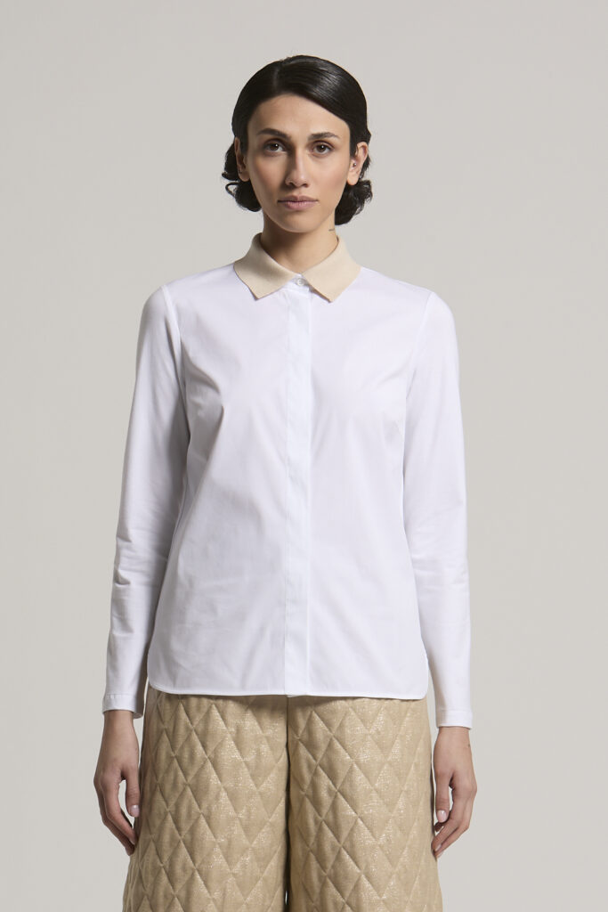 S06946J0 A8924 A44 Stylowa koszula Peserico, która łączy klasyczną elegancję z komfortem codziennego noszenia. Wykonana z wysokiej jakości bawełny, zachwyca miękkością, przewiewnością i wygodnym, swobodnym krojem. Model wyróżnia się wełnianym kołnierzykiem, który nadaje całości oryginalnego charakteru i subtelnie podkreśla włoski styl marki. Luźne rękawy zapewniają pełną swobodę ruchów, a ponadczasowy fason sprawia, że koszula doskonale prezentuje się zarówno z eleganckimi spodniami, jak i jeansami czy spódnicą.