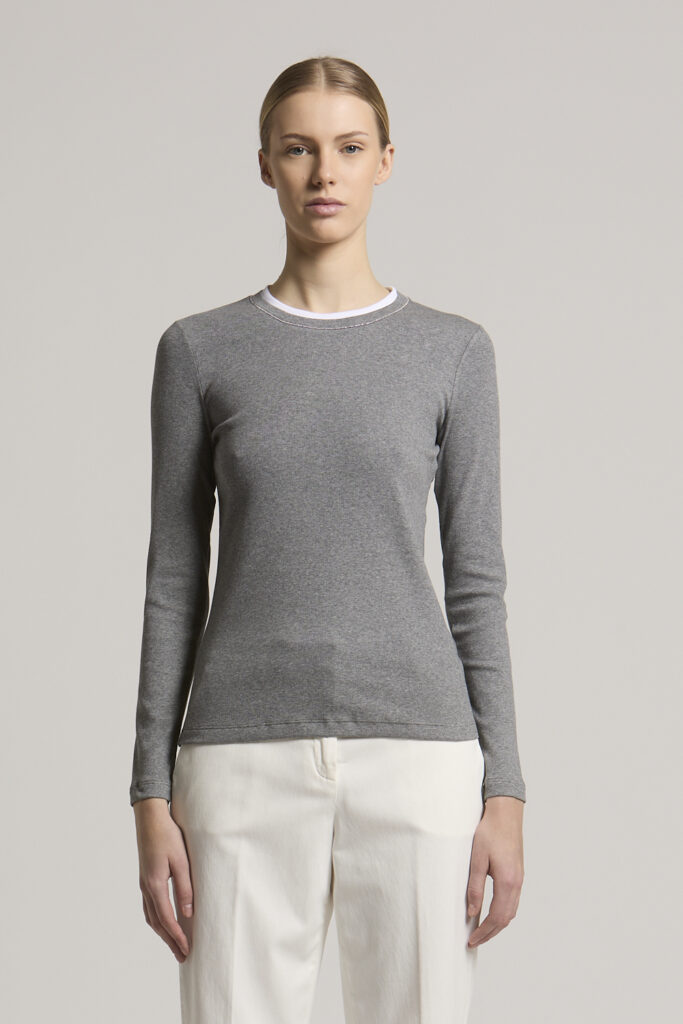 S06969J0 A5669 A71 Elegancki longsleeve Peserico wykonany z wysokiej jakości prążkowanej bawełny, która doskonale dopasowuje się do sylwetki i zapewnia komfort noszenia przez cały dzień. Klasyczny fason z okrągłym dekoltem sprawia, że model jest ponadczasowy i niezwykle uniwersalny. Koszulka została ozdobiona charakterystycznym dla marki detalem Punto Luce, który dodaje całości subtelnego blasku i elegancji. Szary kolor uzupełnia kontrastowe białe wykończenie przy dekolcie, nadając modelowi świeżości i nowoczesnego charakteru.