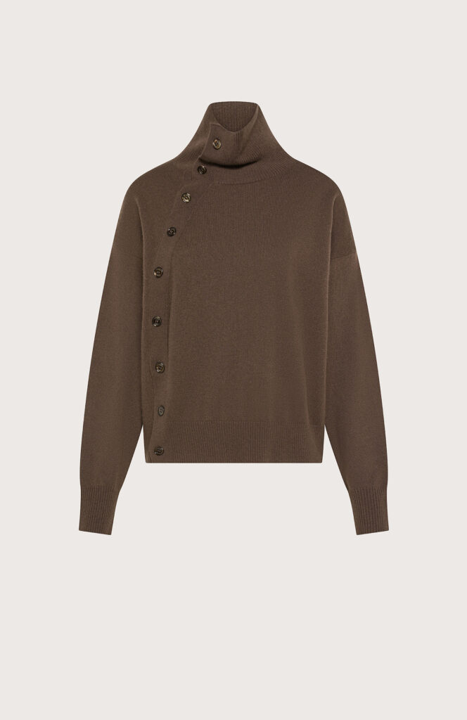 2CE MN 1 D MT4217 900331 225 Elegancki i ponadczasowy sweter marki Seventy Venezia w pięknym brązowym&nbsp;odcieniu. Model z klasycznym golfem, który zapewnia komfort i otulenie w chłodniejsze dni. Charakterystycznym detalem są ozdobne guziki przy golfie, które nadają swetrowi wyrazistego, stylowego charakteru. Prosty, uniwersalny fason świetnie komponuje się zarówno ze spodniami, jak i spódnicami.