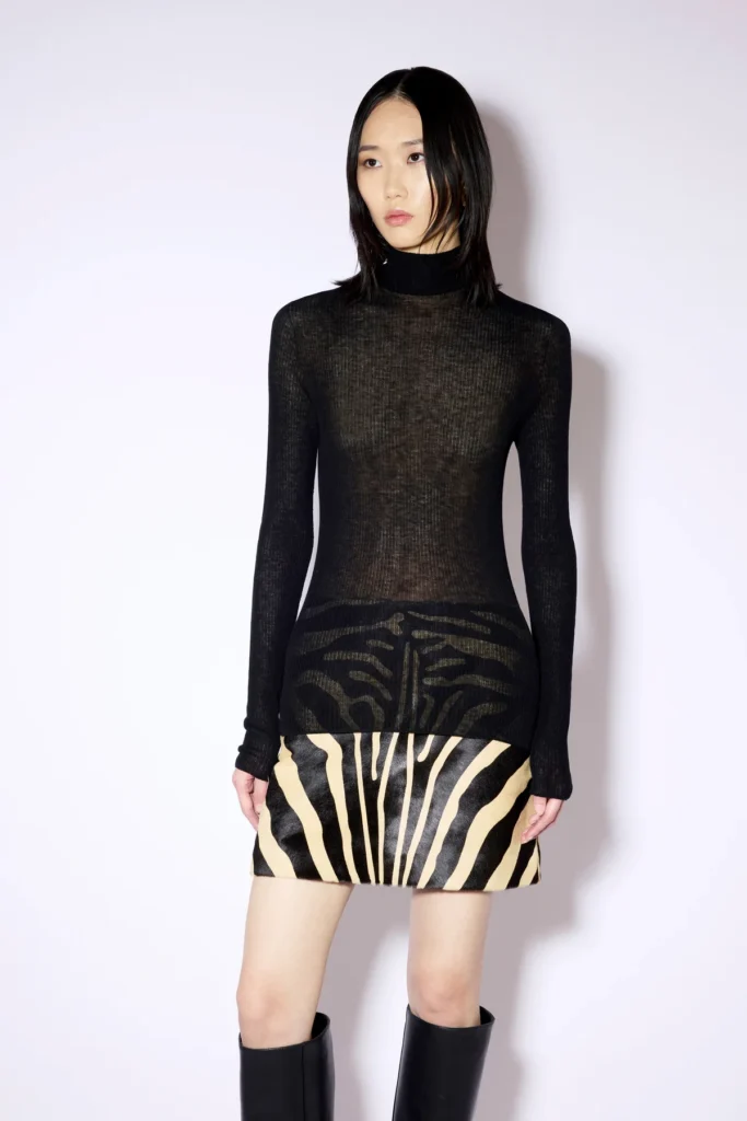 W6FF6WG58Y69 0 B MAGLIA GILDA 5f8eee5e ee66 4764 b540 978e68d424d7 Cienki golf Liviana Conti z wełny to subtelna i elegancka propozycja dla kobiet, które cenią lekkie, szlachetne dzianiny oraz minimalistyczny styl. Delikatna, lekko przezroczysta struktura materiału nadaje modelowi wyjątkowej lekkości i sprawia, że świetnie sprawdza się zarówno noszony samodzielnie, jak i jako warstwa pod marynarkę, kamizelkę czy kardigan.
