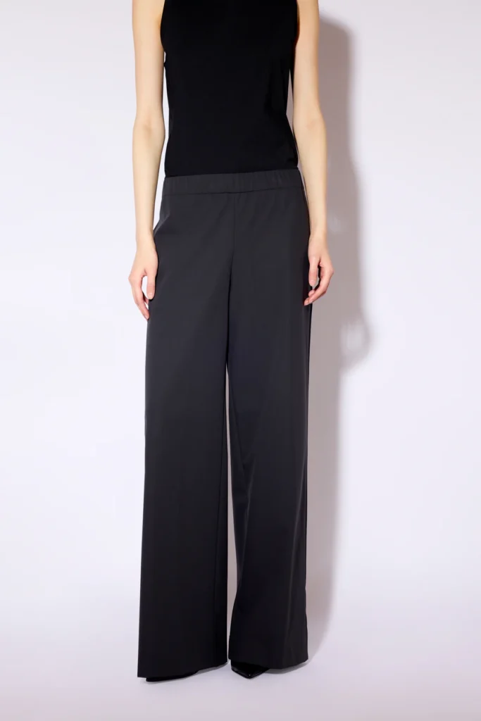W6FF6WR68Y49 0 B PANTALONE ETHAN 4cde2941 c935 4018 9409 4343a0aaa764 Spodnie maxi Liviana Conti to kwintesencja minimalistycznego stylu i włoskiego designu. Model z szerokimi, swobodnie układającymi się nogawkami zachwyca prostą formą oraz wyjątkowym komfortem noszenia. To uniwersalny element garderoby, który sprawdzi się zarówno w eleganckich, jak i codziennych stylizacjach. Wykonane z lekkiej, elastycznej tkaniny, spodnie zapewniają pełną swobodę ruchów i doskonałe dopasowanie do sylwetki. Elastyczny pas zwiększa komfort użytkowania, a prosty fason z nogawkami o długości maxi optycznie wydłuża nogi i nadaje sylwetce smukłości.