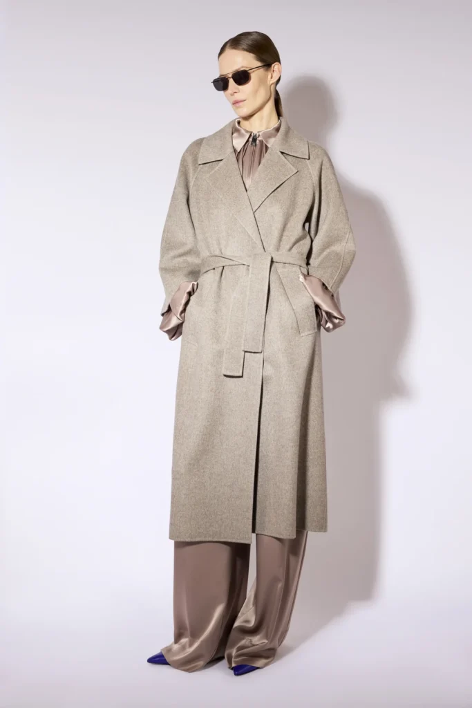 W6FF6WW69W57 0 B CAPPOTTO WAYNE Elegancki płaszcz Liviana Conti to propozycja dla kobiet ceniących minimalistyczny styl i najwyższą jakość wykonania. Uszyty z miękkiej tkaniny z dodatkiem wełny z jaka, zachwyca szlachetną strukturą, wyjątkowym komfortem noszenia oraz doskonałymi właściwościami termoizolacyjnymi. Model o swobodnym, prostym kroju został wyposażony w pasek do wiązania w talii, który pozwala podkreślić sylwetkę i nadać stylizacji kobiecego charakteru. Klasyczny fason sprawia, że płaszcz doskonale uzupełni zarówno codzienne, jak i bardziej eleganckie zestawy.