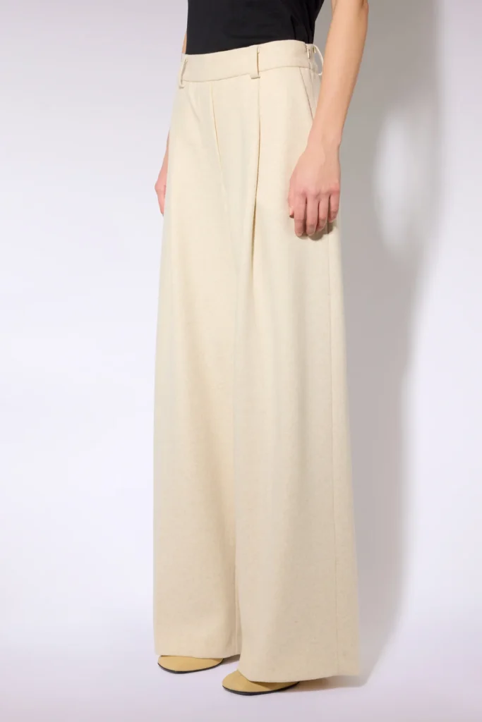 W6LL6WN36W55 0 B PANTALONE BASIL b68ede60 3bf2 41ed ab2c c779f27a93f2 Beżowe spodnie kaszmirowe wide leg Liviana Conti to synonim komfortu, subtelnego luksusu i ponadczasowej elegancji. Wykonane z miękkiej, przyjemnej w dotyku dzianiny kaszmirowej, zachwycają szerokim fasonem wide leg, który swobodnie układa się na sylwetce i nadaje stylizacji nowoczesny charakter.