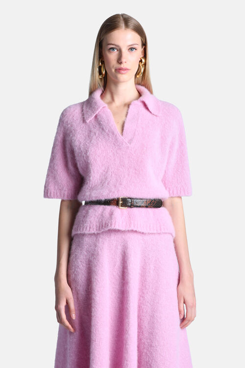 11664631826a1ff876814d85 82552395 02840200XX11 1 Sweter polo z mieszanką alpaki i miękkim wykończeniem bouclé. Krótkie rękawy, rozpięty kołnierzyk oraz płaskie ściągacze tworzą nowoczesny, swobodny fason o regularnym dopasowaniu. Idealny na co dzień i na chłodniejsze dni.