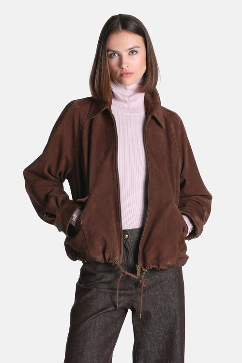 2222557806a1ff4d9ec1176 82999550 02862210XX1 &nbsp; Elegancka kurtka Luisa Spagnoli wykonana z miękkiej zamszowej skóry. Klasyczny kołnierzyk, zapięcie na zamek, raglanowe rękawy oraz regulowany sznurek zapewniają stylowy wygląd i wygodę noszenia. Ponadczasowy fason o regularnym kroju doskonale uzupełni zarówno codzienne, jak i eleganckie stylizacje.