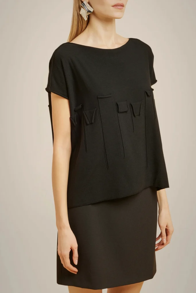W4LL4W103Y69 0 A Sweter z wełny w stylu comfort virgin, szeroki, okrągły dekolt, asymetryczny detal z przodu i z tyłu, krój&nbsp; lekko oversize.